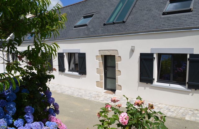 Beautiful, freshly renovated farmhouse with all comforts in the center of Audierne Bay