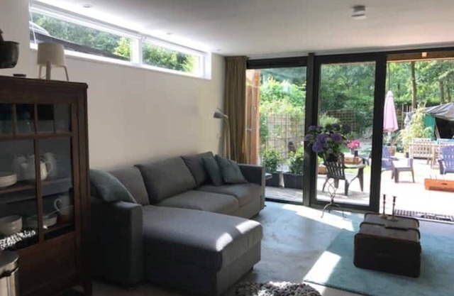 Beautiful fully private stay, terrace garden side, 1 stop city centre