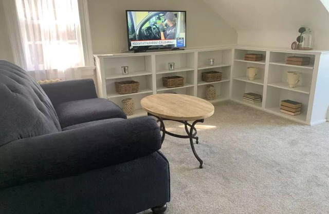 Beautiful Furnished Apt #4 in Historic Buildingnn