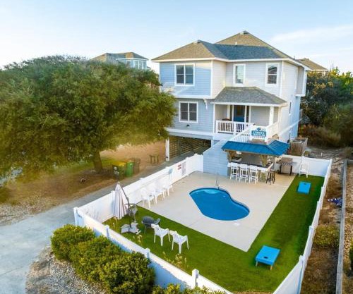 Beautiful Getaway 1 Min to Ocean with Pool Hot Tub