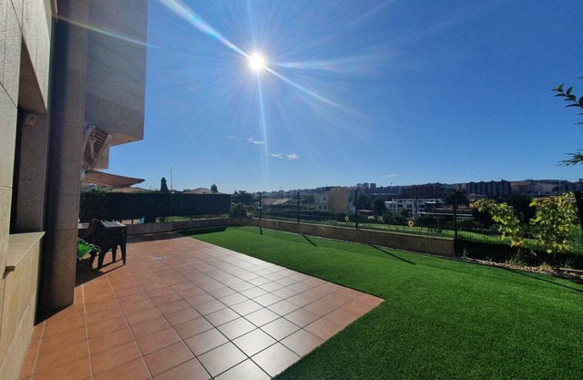 Beautiful ground floor with garden, pool and close to the beach, idela families