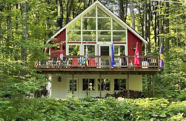 Beautiful Harbor Springs Chalet minutes to Nub's, Boyne Hlnds, Golf & Mackinaw