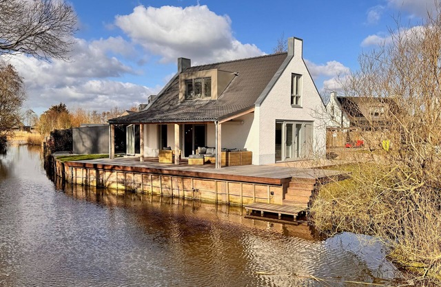 Beautiful high-quality bungalow on one of the wheels on our park