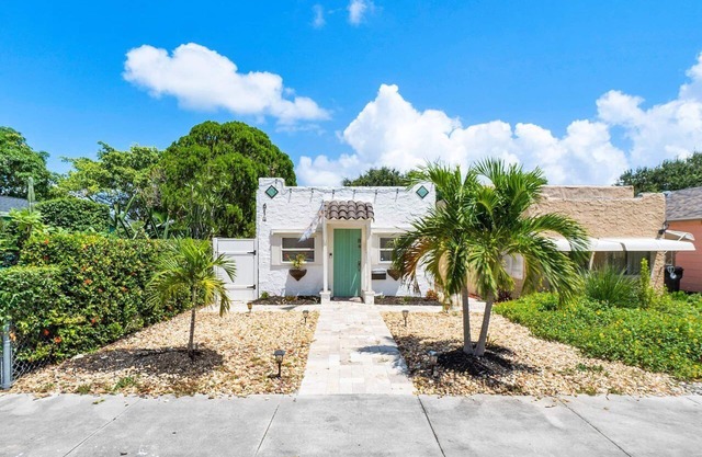 Beautiful historical mission style cottage, very cozy.
