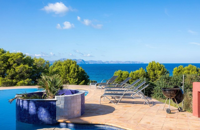 Beautiful Holiday Home "Alta Vista" with Panorama View, Infinity Pool, Terrace & Wi-Fi