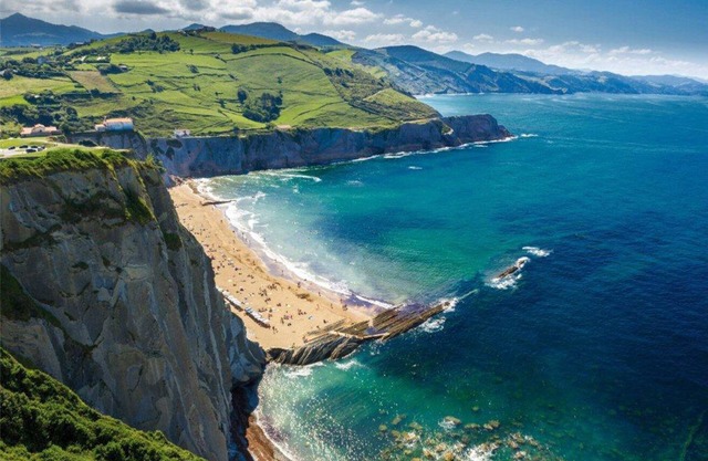 Beautiful holiday home in the Basque Country, between Mountain and Ocean