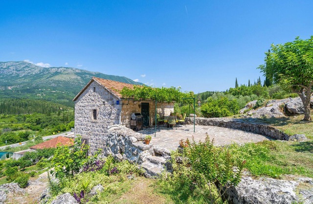 Beautiful home in Gruda with WiFi