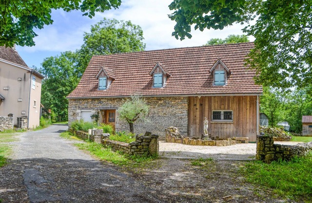Beautiful home in Issendolus with WiFi