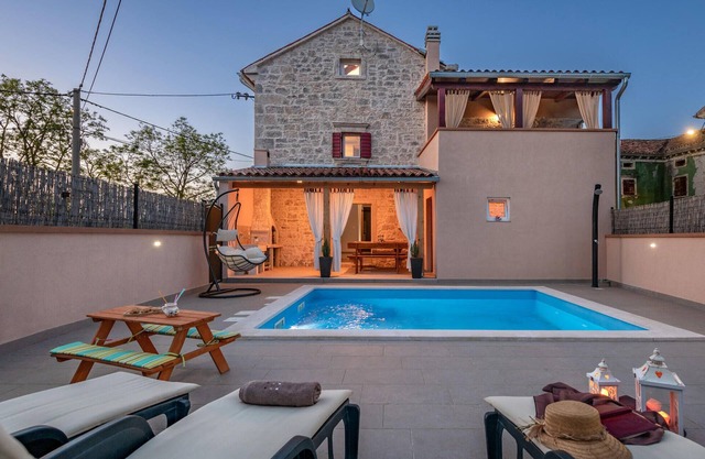 Beautiful home in Orbanici with WiFi