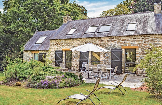 Beautiful home in Pont Aven with WiFi