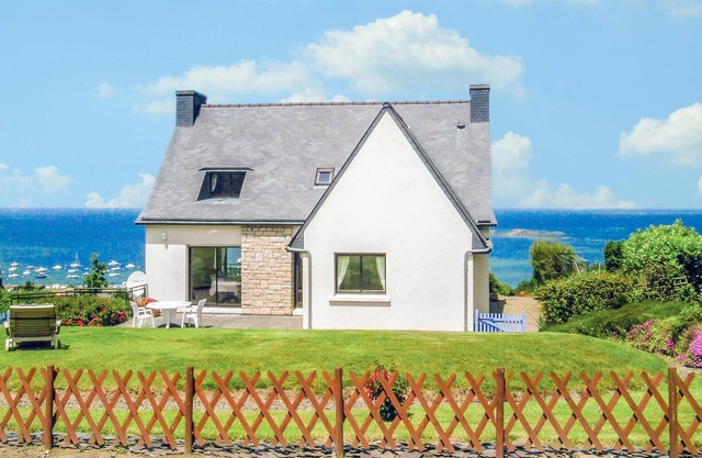 Beautiful home in Trélévern with WiFi