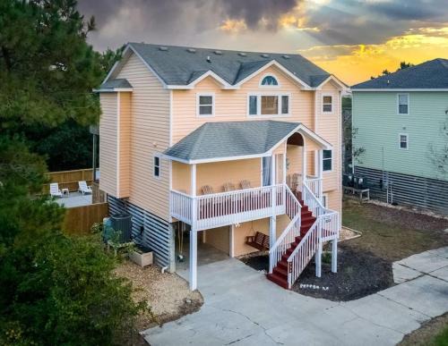 Beautiful Home - Short Walk to Beach with Private Pool