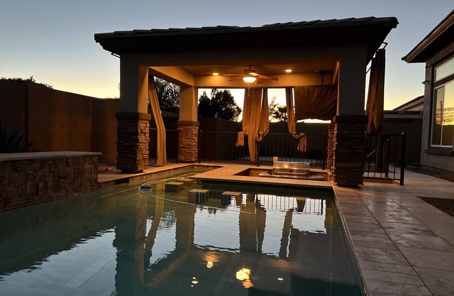 Beautiful home-Litchfield Park- Backyard Paradise w/Heated Pool & Swim Up Bar