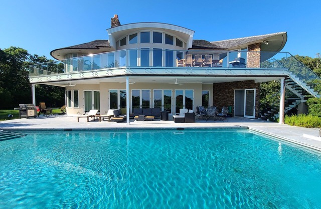 Beautiful home with spectacular views of the ocean.