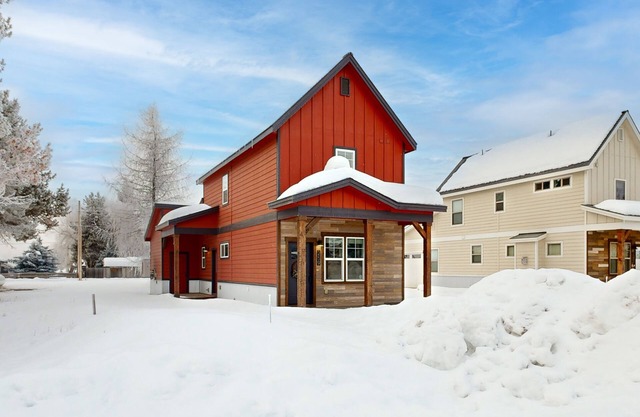 Beautiful home within walking distance to Donnelly, with patios, grill, WiFi