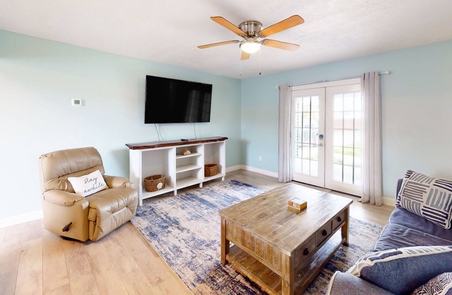 Beautiful house with gas grill, patio, washer/dryer, adult bikes, & full kitchen