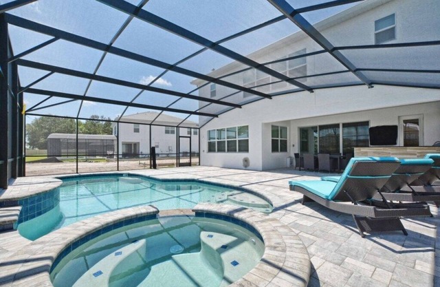 BEAUTIFUL HOUSE, GOURMET GRILLL, JACUZZI AND GAME ROOM !