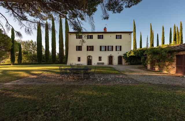 Beautiful house on garden with shared pool just a few minutes Siena Tuscany