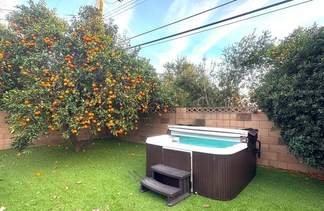Beautiful House W/Hot-Tub & Large Fenced Yard!