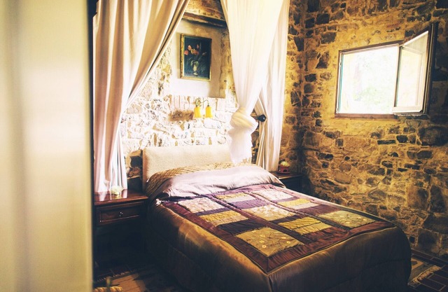 Beautiful 1-bedroom cottage with garden and views over olive groves, pool