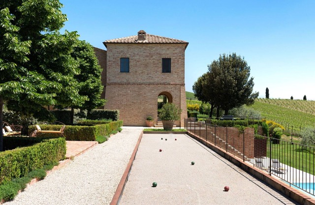 Beautiful private villa with A/C, WIFI, private pool, TV, patio, panoramic view, close to Montalcino