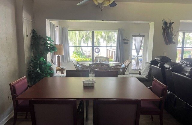 Beautiful lake house with large deck overlooking Lake Pierce