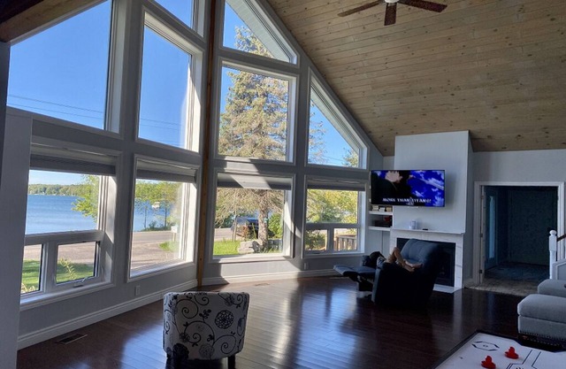 Beautiful lake view cottage ,Shallow Beach, Backyard privacy.Mid-Term