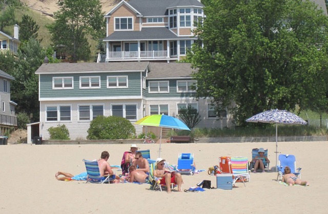 Beautiful Lakefront Cottage on the shores of Lake Michigan!