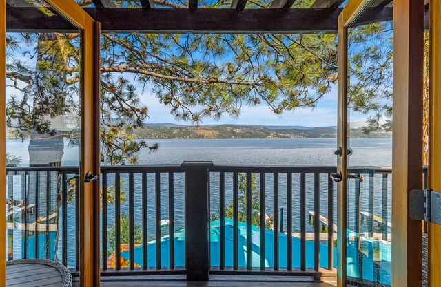 Beautiful Lakefront Cottage Kelowna