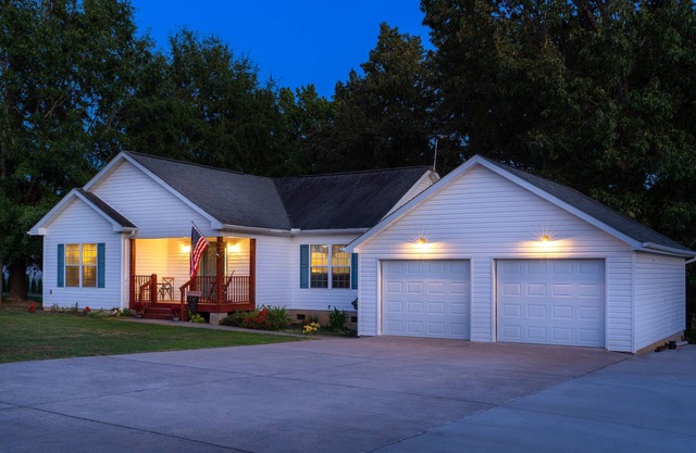 Beautiful Lakefront Getaway In The Smoky's - Private Dock - Hot Tub - Arcade