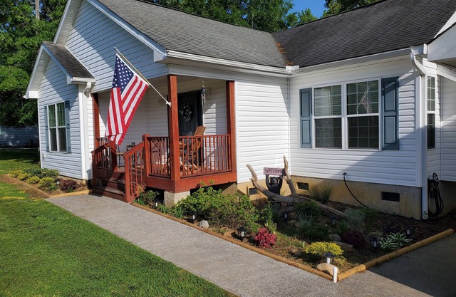 Beautiful Lakefront Getaway In The Smoky's - Private Dock - Hot Tub - Arcade