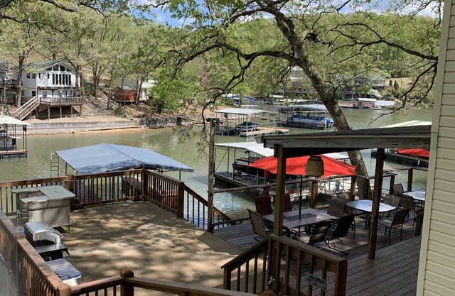 Beautiful Lakefront Home in Quiet Cove Near the Strip