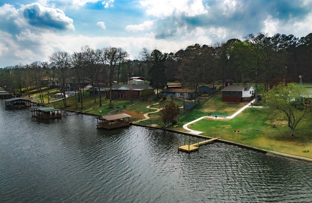 Beautiful lakehouse on main channel with boat dock large backyard Lake access