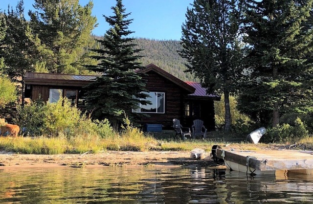 Beautiful lakeside retreat - Perfect for the adventuresome family -pet friendly