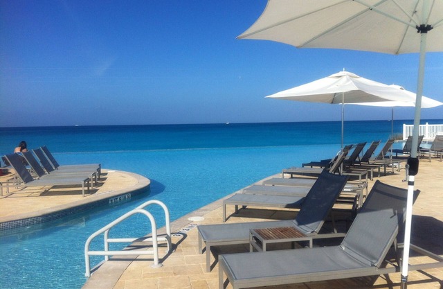 Beautiful Large Condo in Paradise