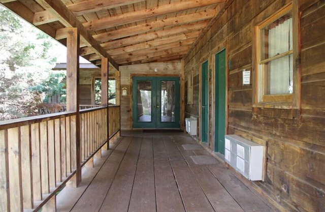 Beautiful Lodge for groups/families, short walk from Douglas Lake.