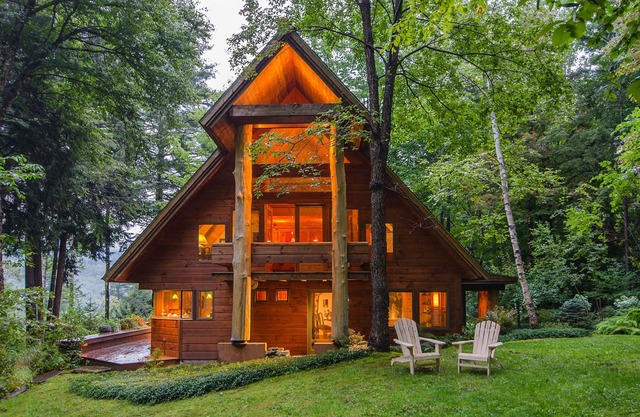 Beautiful lodge with furnished deck and views - near skiing