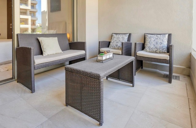 Beautiful loft with balcony, pool views- Hotel amenities- Best location in Cabo
