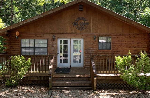 Beautiful Log Cabin. Sleeps 2-8. Reds Landing boat ramp .5 mi away. A+ fishing.