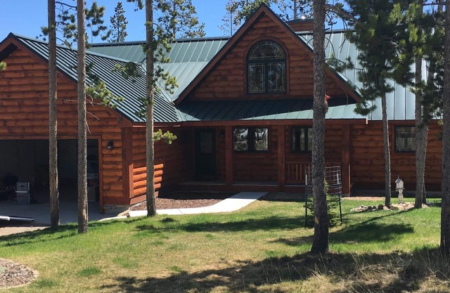 Beautiful Log Home atop Wind River Mtns, Book Your Winter or Summer Vacation!