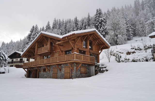 Beautiful, luxury self-catered chalet, outdoor hot tub, great views