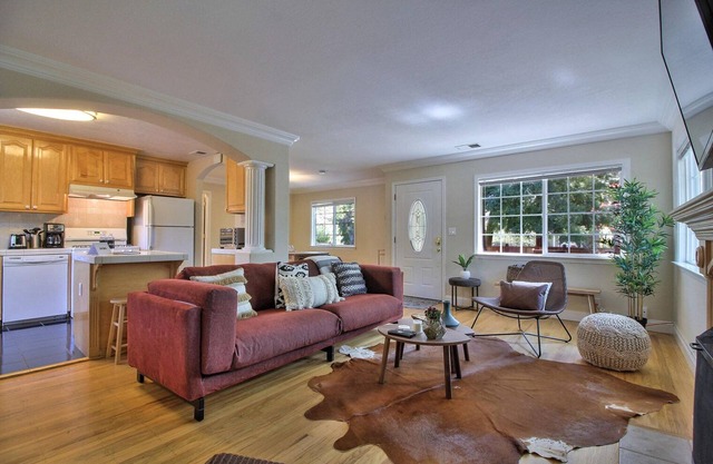 Beautiful Menlo Park 2BR near Caltrain, Retail & Cafes, by Blueground