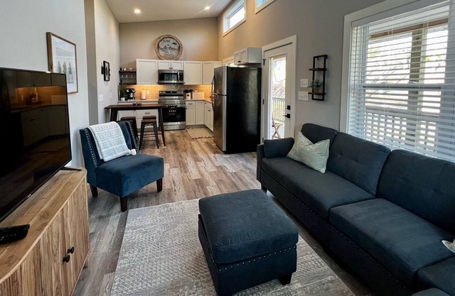 Beautiful Modern Cabin, Great Location. Monthly Discount Available!