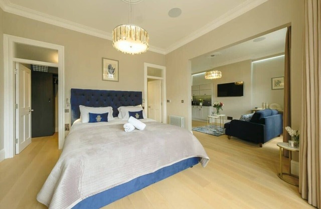 Beautiful modern suite apartment in great location in Bristol!