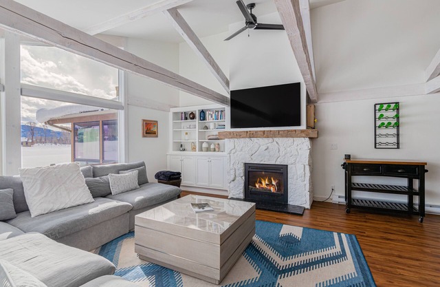 Beautiful, modern townhome next to the golf course with WiFi and full kitchen