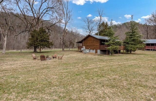 Beautiful mountain cabin with river access. Firepit and wood burning fireplace .