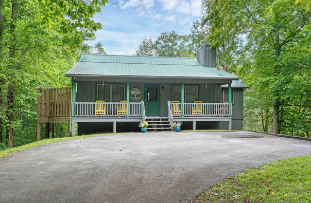 Beautiful mountain cabin with nature all around ! Secluded with a hot-tub
