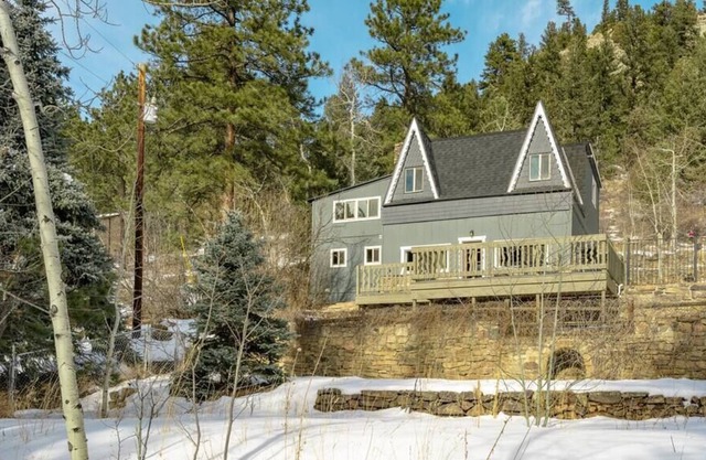 Beautiful Mountain Escape Treehouse Chalet!