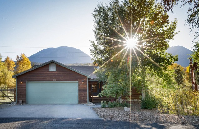Beautiful Mountain Getaway - Right on the Blue River!