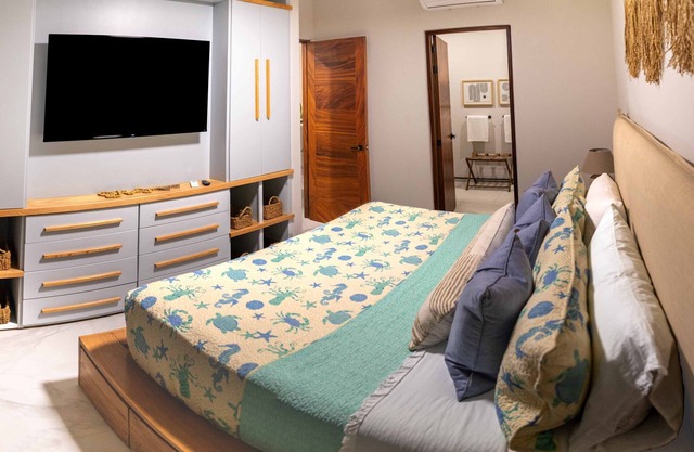 Beautiful apartment with private pool and breathtaking ocean views!